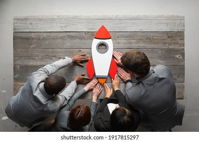 Team von Geschäftsleuten mit Raketenteams als Symbol für hochriskante Ziele Zielerfolg bei der Tischerfüllung