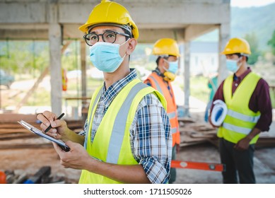 A Team Of Construction Engineers And Three Architects Are Ready To Wear Medical Masks. Corona Or Covid-19 Wear Masks During The Design Of Construction.