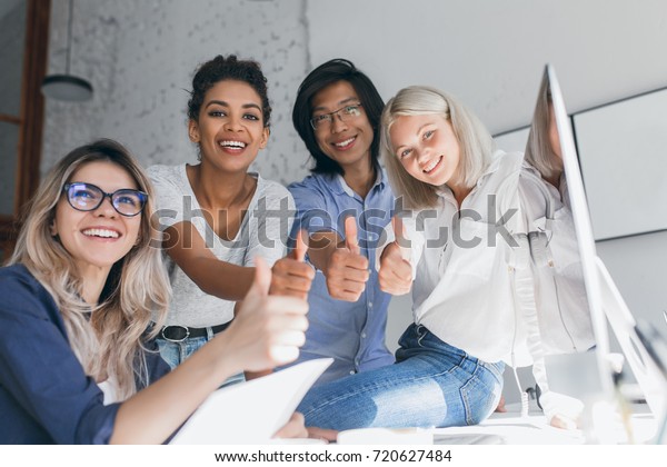 Team von freischaffenden Programmierern, die Spaß Stockfoto 720627484 ...
