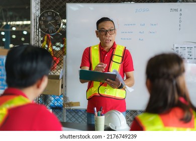 The Team Leader Is The Dispatcher. Technician Training Supervisors, Engineers, In The Morning Meeting Before Work Where Everyone Wears Masks To Prevent Coronavirus And Work Safety.