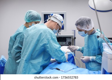 Equipo de médicos profesionales que realizan operaciones en la sala de cirugía