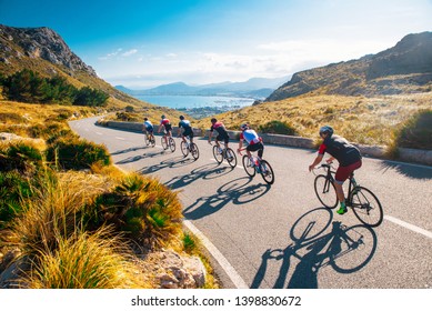 Foto de ciclista deportivo de equipo. Grupo de triatletas en bicicleta en la carretera de Mallorca, Mallorca, España.