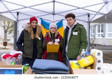 Team of volunteers distributing food, drinks and other donations to refugees on the Ukrainian border.