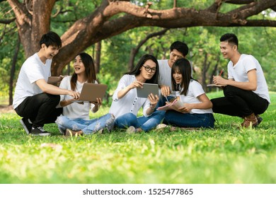 Team Of Young Students Studying In A Group Project In The Park Of University Or School. Happy Learning, Community Teamwork And Youth Friendship Concept.