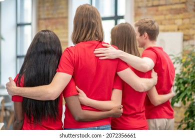 Team junger Freiwilliger in rotem T-Shirt