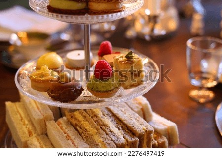 teatime mit einer etagere gefüllt mit köstlichkeiten