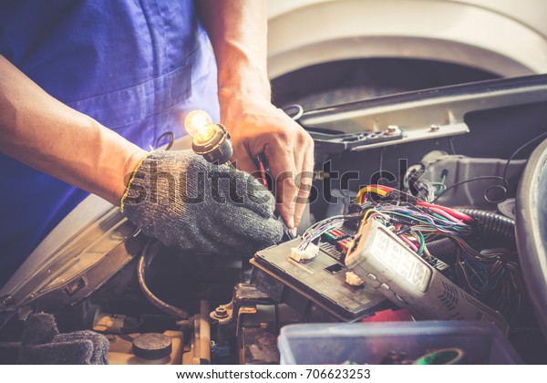 Technicain checking car fuse by lamp tester\
which nagative pole of lamp tester connected with car frame and\
positive pole measure at secondary of fuse\
box.