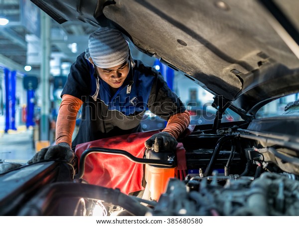 Technician Diagnose the\
Car in a Workshop