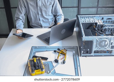 Técnico de TI usando tableta y computadora portátil mientras se repara la placa base de la computadora y los componentes de hardware de la computadora.