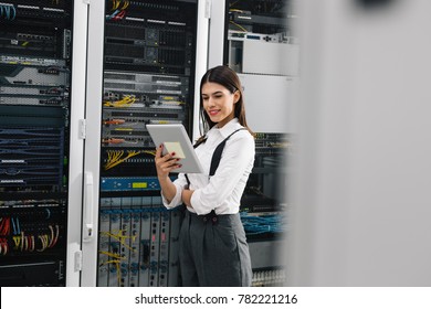 Techniker, der Tablet PC verwendet, während der Analyse des Servers in großen Rechenzentren