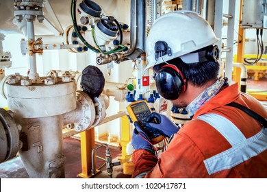 Technician,Instrument technician on the job calibrate or function check on instrument device or level transmitter in oil and gas platform offshore. - Shutterstock ID 1020417871