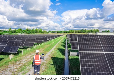 Technicians are checking the operation of the solar power plant equipment so that the power generation can operate at full capacity. Alternative energy to conserve the world's energy.