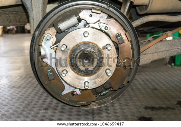 Technicians\
are cleaning the dice brakes and drum\
brakes.