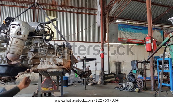 Technicians are repairing the engines of cars and
spare parts.