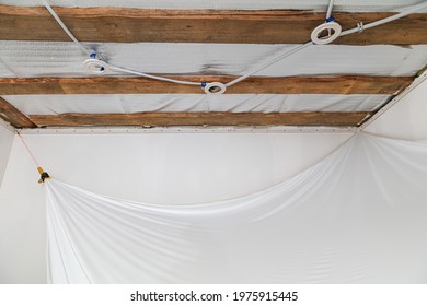 The technology of stretching the stretch ceiling in the room. Home renovation
