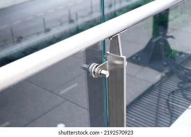 The Technology Of Using Steel To Fix The Glass So That The Glass Is Not Easy To Fall.