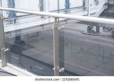 The Technology Of Using Steel To Fix The Glass So That The Glass Is Not Easy To Fall.