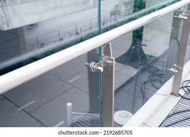 The Technology Of Using Steel To Fix The Glass So That The Glass Is Not Easy To Fall.