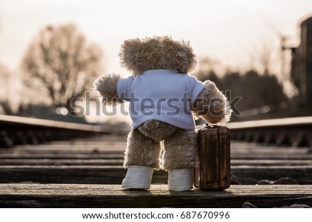Teddy bear carrying his suitcase, saying goodbye, going on vacation, going out into the big, wide world.