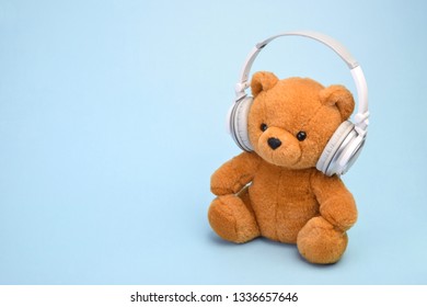 998 Teddy bear with headphones Stock Photos, Images & Photography ...