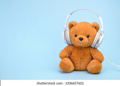 998 Teddy bear with headphones Stock Photos, Images & Photography ...