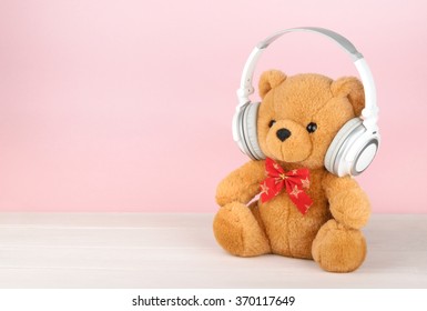 998 Teddy bear with headphones Stock Photos, Images & Photography ...