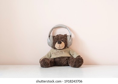 998 Teddy bear with headphones Stock Photos, Images & Photography ...