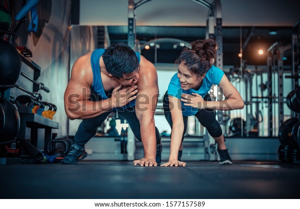 Las Parejas Adolescentes Hacen Ejercicio En El Gimnasio