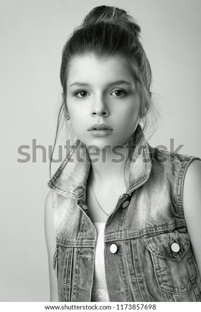 Teen Girl Cute Face Jeans Sleeveless Stockfoto Jetzt