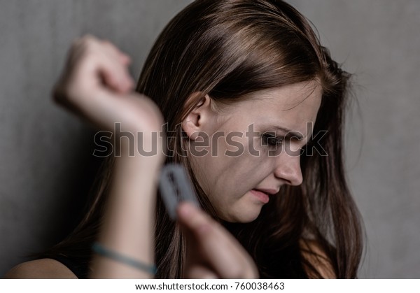 Teen Girl Cuts Veins On Hand Stockfoto Jetzt Bearbeiten