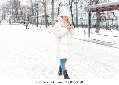 Teen Girl Lost In Big City And Going With Mobile Phone