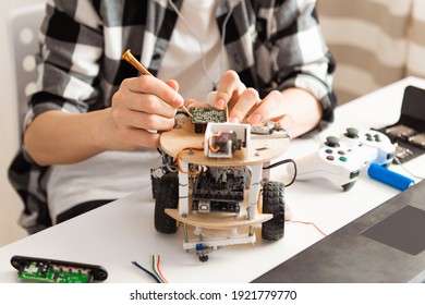 Teen Hand Programmieren und Aufbau wissenschaftlicher Robotik auf seinem Laptop zu Hause während covid-19 Pandemie Sperrung. STEM-Ausbildung, Fernunterricht, Technologiekonzept