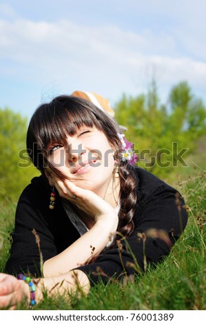 Similar – Junge glückliche Frau, die einen sonnigen Tag in der Natur genießt.