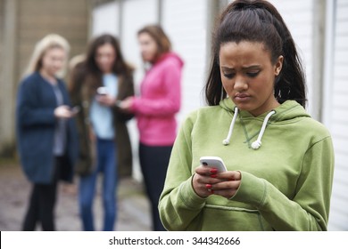 Tienermeisje wordt gepest door sms