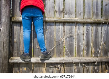 Ein Teenagermädchen steht über dem Zaun