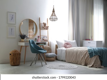 10代の女の子の寝室の内装とスタイリッシュな家具 デザインのアイデア の写真素材 今すぐ編集