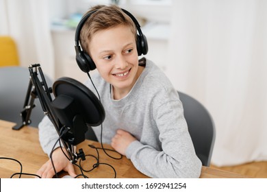 20,111 Microphone and boy Images, Stock Photos & Vectors | Shutterstock