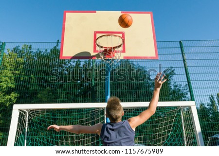 Similar – Foto Bild Junger männlicher Teenager spielt Basketball auf einem Platz im Freien.