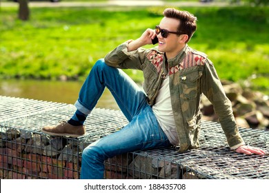 32,456 Teenagers boy talking Images, Stock Photos & Vectors | Shutterstock