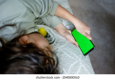 Teenager Girl Holding Phone With Green Screen, Adolescent Girl Using Phone, Modern Digital Technologies