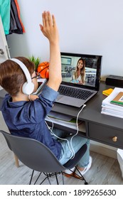 Teenager mit Kopfhörern, die zu Hause Unterricht bekommen, mit Laptop aus seinem Schlafzimmer. Konzept der Hausschulbildung