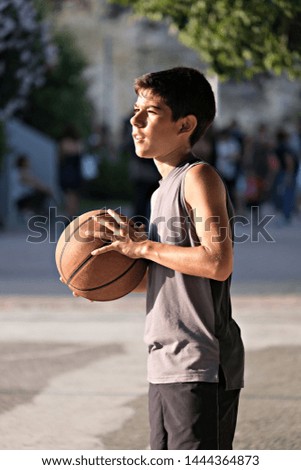 Similar – Foto Bild Schöne junge Teenager-Modell trägt eine gelbe ärmellose und hält den Ball auf dem Platz