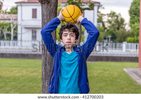 Similar – Foto Bild Schöne junge Teenager-Modell trägt eine gelbe ärmellose und hält den Ball auf dem Platz