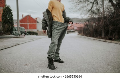 men wearing baggy jeans