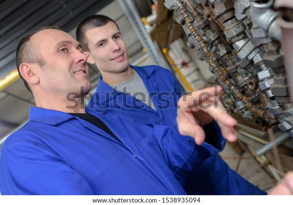 teenager in\
professional training in\
workshop