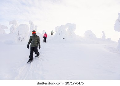 Adolescents frère et soeur font de la randonnée en raquettes dans la forêt d'hiver parmi les arbres enneigés de la Laponie Finlande