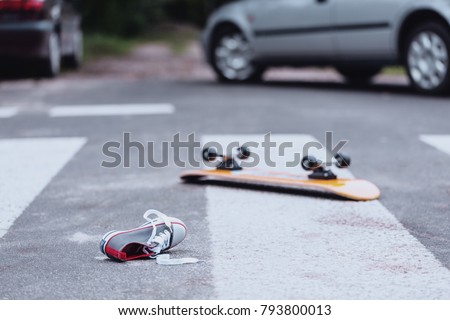 Similar – Geschwindigkeit und Kinder überqueren Straßenschild auf einer Landstraße