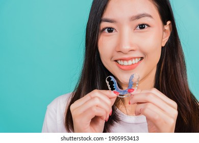 Zähne-Haltungstools nach abnehmbaren Klammern, Portrait junge asiatische Frau, die mit Silikonkieferorthopäden für Zähne lacht, Zahnpflegekonzept für die Zahnheilkunde