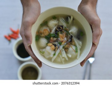 Tekwan is a fish soup typical of Palembang, Indonesia. It is made from the dough of fish and tapioca. The fishball in a shrimp broth served with rice vermicelli, mushrooms, sliced ​​jicama.