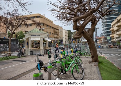 TEL AVIV, ISRAEL - APRIL 08, 2022 : City bicycles and food kiosk at boulevard Rothschild in Tel Aviv, Israel.